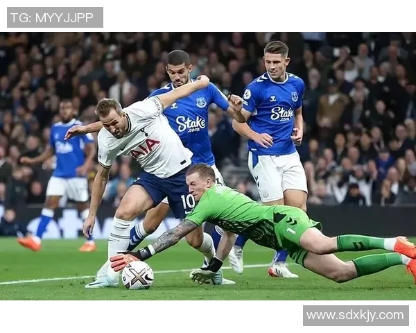 埃弗顿与热刺精彩对决回顾赛场瞬间与进球集锦全记录